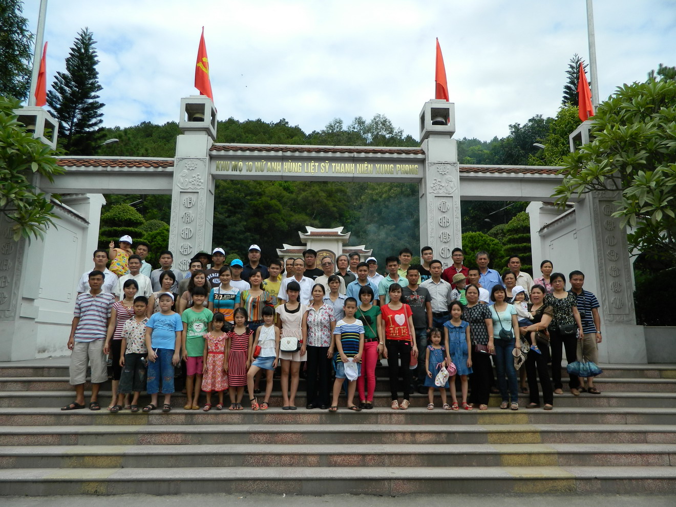 Dâng hương tại khu tưởng niệm 10 cô gái thanh niên xung phong ngã ba Đồng Lộc (Hà Tĩnh)